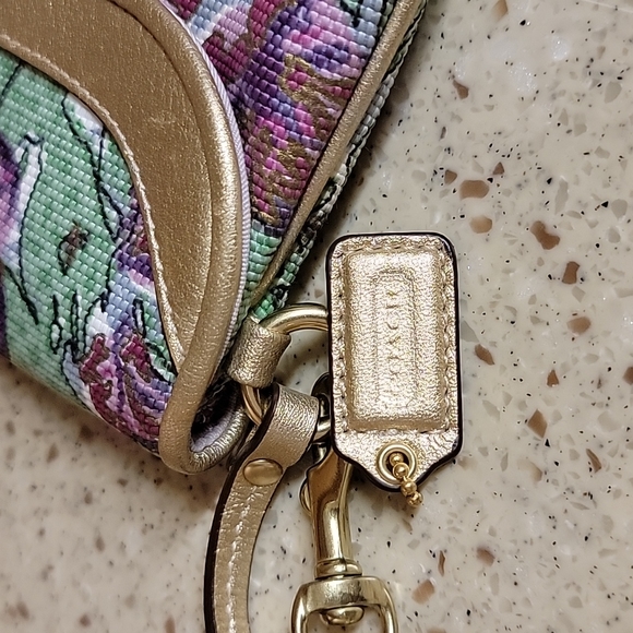 COACH LARGE FLORAL FLAP WRISTLET~CLUTCH~WALLET - Picture 4 of 7